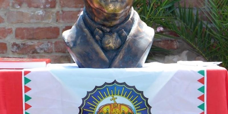 Horthy-szobor vitézi címer (2)